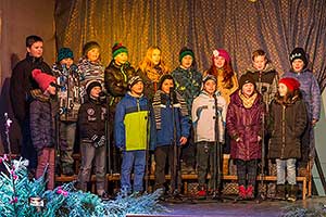 Společné zpívání u vánočního stromu, 3. adventní neděle 11.12.2016, foto: Lubor Mrázek (32/44)