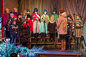 Společné zpívání u vánočního stromu, 3. adventní neděle 11.12.2016, foto: Lubor Mrázek (35/44)