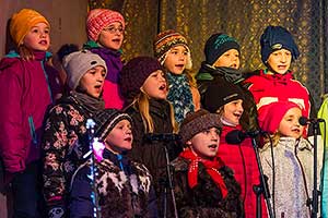 Společné zpívání u vánočního stromu, 3. adventní neděle 11.12.2016, foto: Lubor Mrázek (36/44)