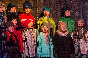 Společné zpívání u vánočního stromu, 3. adventní neděle 11.12.2016, foto: Lubor Mrázek (39/44)