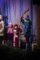Adventní pohádka v Městském divadle, rozdávání betlémského světla, společné zpívání u vánočního stromu (náměstí Svornosti), 3. adventní neděle 17.12.2017, foto: Lubor Mrázek (24/36)