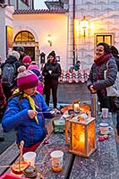 Rozdávání betlémského světla, společné zpívání u vánočního stromu, 3. adventní neděle 16.12.2018, foto: Lubor Mrázek (5/36)