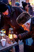 Rozdávání betlémského světla, společné zpívání u vánočního stromu, 3. adventní neděle 16.12.2018, foto: Lubor Mrázek (7/36)