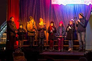 Rozdávání betlémského světla, společné zpívání u vánočního stromu, 3. adventní neděle 16.12.2018, foto: Lubor Mrázek (12/36)