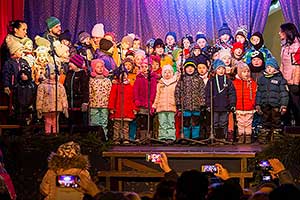 Rozdávání betlémského světla, společné zpívání u vánočního stromu, 3. adventní neděle 16.12.2018, foto: Lubor Mrázek (15/36)