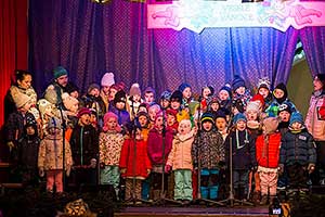 Rozdávání betlémského světla, společné zpívání u vánočního stromu, 3. adventní neděle 16.12.2018, foto: Lubor Mrázek (17/36)