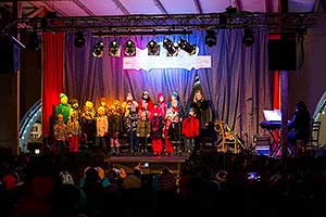 Rozdávání betlémského světla, společné zpívání u vánočního stromu, 3. adventní neděle 16.12.2018, foto: Lubor Mrázek (24/36)