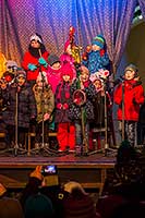 Rozdávání betlémského světla, společné zpívání u vánočního stromu, 3. adventní neděle 16.12.2018, foto: Lubor Mrázek (26/36)