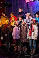 Rozdávání betlémského světla, společné zpívání u vánočního stromu, 3. adventní neděle 16.12.2018, foto: Lubor Mrázek (32/36)