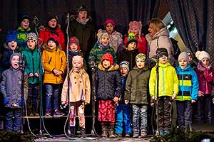 Společné zpívání u vánočního stromu, 3. adventní neděle v Českém Krumlově 15.12.2019, foto: Lubor Mrázek (20/71)