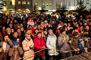 Společné zpívání u vánočního stromu, 3. adventní neděle v Českém Krumlově 15.12.2019, foto: Lubor Mrázek (30/71)