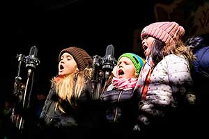 Společné zpívání u vánočního stromu, 3. adventní neděle v Českém Krumlově 15.12.2019, foto: Lubor Mrázek (68/71)