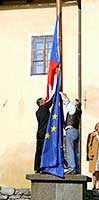 1. května 2004, 9.00 hodin - Vyvěšení vlajky EU na I. zámeckém nádvoří, foto: Lubor Mrázek (2/59)