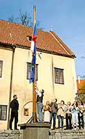 1. května 2004, 9.00 hodin - Vyvěšení vlajky EU na I. zámeckém nádvoří, foto: Lubor Mrázek (3/59)