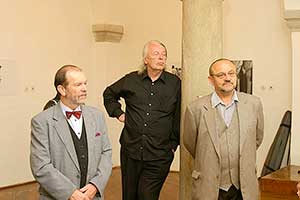 1. května 2004, 17.00 hodin - Vernisáž výstavy České křižovatky na cestě do Evropy, Galerie DOXA, foto: Lubor Mrázek (39/59)