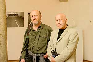 1. května 2004, 17.00 hodin - Vernisáž výstavy České křižovatky na cestě do Evropy, Galerie DOXA, foto: Lubor Mrázek (40/59)
