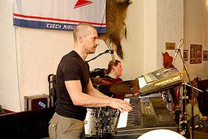 1. května 2004, 20.00 hodin - Laco Deczi a Celula New York, koncert v pivovaru Eggenberg, foto: Lubor Mrázek (53/59)