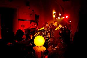 1. května 2004, 20.00 hodin - Laco Deczi a Celula New York, koncert v pivovaru Eggenberg, foto: Lubor Mrázek (58/59)