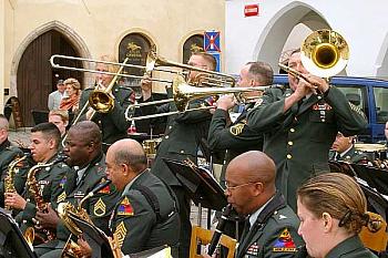 Oslavy osvobození podbarvila v roce 2004 americká hudba