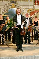 Václav Hudeček (housle), Jaroslav Janutka (hoboj) a Smyčcový orchestr Český Krumlov, 29.6.2006, Festival komorní hudby Český Krumlov, foto: Lubor Mrázek (7/8)