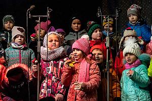 3. adventní neděle - společný zpěv vánoční písně Tichá noc, Český Krumlov 11. 12. 2022, foto: Lubor Mrázek (4/71)