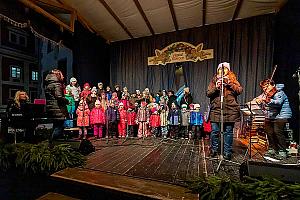 3. adventní neděle - společný zpěv vánoční písně Tichá noc, Český Krumlov 11. 12. 2022, foto: Lubor Mrázek (6/71)