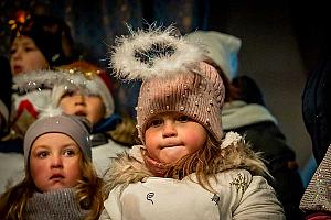 3. adventní neděle - společný zpěv vánoční písně Tichá noc, Český Krumlov 11. 12. 2022, foto: Lubor Mrázek (20/71)