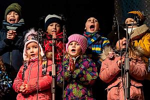 3. adventní neděle - společný zpěv vánoční písně Tichá noc, Český Krumlov 11. 12. 2022, foto: Lubor Mrázek (34/71)