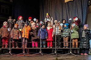 3. adventní neděle - společný zpěv vánoční písně Tichá noc, Český Krumlov 11. 12. 2022, foto: Lubor Mrázek (56/71)