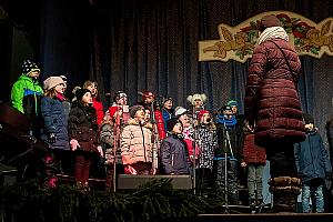 3. adventní neděle - společný zpěv vánoční písně Tichá noc, Český Krumlov 11. 12. 2022, foto: Lubor Mrázek (59/71)