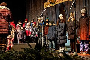 3. adventní neděle - společný zpěv vánoční písně Tichá noc, Český Krumlov 11. 12. 2022, foto: Lubor Mrázek (60/71)