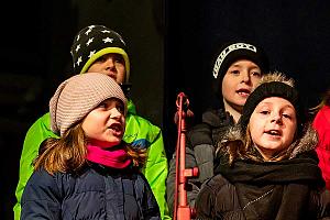 3. adventní neděle - společný zpěv vánoční písně Tichá noc, Český Krumlov 11. 12. 2022, foto: Lubor Mrázek (63/71)
