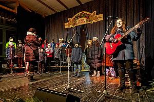 3. adventní neděle - společný zpěv vánoční písně Tichá noc, Český Krumlov 11. 12. 2022, foto: Lubor Mrázek (70/71)