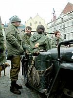 Kolona amerických jeepů na náměstí Svornosti v Českém Krumlově. Oslavy 56. výročí osvobození americkou armádou 4. května 2001, foto: Lubor Mrázek (1/20)