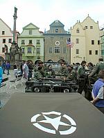 Kolona amerických jeepů na náměstí Svornosti v Českém Krumlově. Oslavy 56. výročí osvobození americkou armádou 4. května 2001, foto: Lubor Mrázek (2/20)