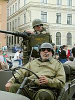 Kolona amerických jeepů na náměstí Svornosti v Českém Krumlově. Oslavy 56. výročí osvobození americkou armádou 4. května 2001, foto: Lubor Mrázek (3/20)