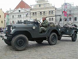 Kolona amerických jeepů na náměstí Svornosti v Českém Krumlově. Oslavy 56. výročí osvobození americkou armádou 4. května 2001, foto: Lubor Mrázek (4/20)