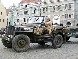 Kolona amerických jeepů na náměstí Svornosti v Českém Krumlově. Oslavy 56. výročí osvobození americkou armádou 4. května 2001, foto: Lubor Mrázek (5/20)