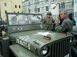 Kolona amerických jeepů na náměstí Svornosti v Českém Krumlově. Oslavy 56. výročí osvobození americkou armádou 4. května 2001, foto: Lubor Mrázek (7/20)