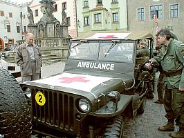 Kolona amerických jeepů na náměstí Svornosti v Českém Krumlově. Oslavy 56. výročí osvobození americkou armádou 4. května 2001, foto: Lubor Mrázek (8/20)