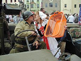 Kolona amerických jeepů na náměstí Svornosti v Českém Krumlově. Oslavy 56. výročí osvobození americkou armádou 4. května 2001, foto: Lubor Mrázek (9/20)