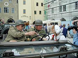 Kolona amerických jeepů na náměstí Svornosti v Českém Krumlově. Oslavy 56. výročí osvobození americkou armádou 4. května 2001, foto: Lubor Mrázek (10/20)