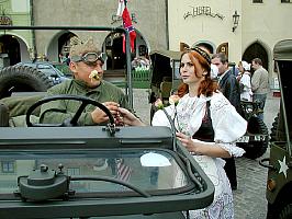 Kolona amerických jeepů na náměstí Svornosti v Českém Krumlově. Oslavy 56. výročí osvobození americkou armádou 4. května 2001, foto: Lubor Mrázek (11/20)