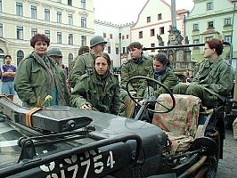 Kolona amerických jeepů na náměstí Svornosti v Českém Krumlově. Oslavy 56. výročí osvobození americkou armádou 4. května 2001, foto: Lubor Mrázek (12/20)