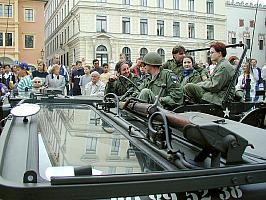 Kolona amerických jeepů na náměstí Svornosti v Českém Krumlově. Oslavy 56. výročí osvobození americkou armádou 4. května 2001, foto: Lubor Mrázek (13/20)