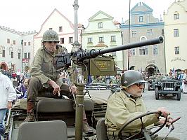 Kolona amerických jeepů na náměstí Svornosti v Českém Krumlově. Oslavy 56. výročí osvobození americkou armádou 4. května 2001, foto: Lubor Mrázek (14/20)