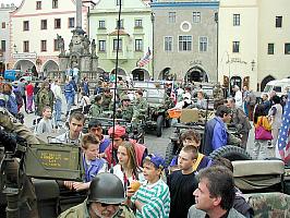 Kolona amerických jeepů na náměstí Svornosti v Českém Krumlově. Oslavy 56. výročí osvobození americkou armádou 4. května 2001, foto: Lubor Mrázek (15/20)