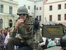 Kolona amerických jeepů na náměstí Svornosti v Českém Krumlově. Oslavy 56. výročí osvobození americkou armádou 4. května 2001, foto: Lubor Mrázek (17/20)