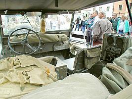 Kolona amerických jeepů na náměstí Svornosti v Českém Krumlově. Oslavy 56. výročí osvobození americkou armádou 4. května 2001, foto: Lubor Mrázek (18/20)
