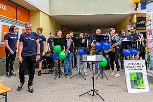 Krumzuš Band a Festival Krumlov swingovali 5. 6. 2023 na sídlištích Plešivec a Mír, foto: Lubor Mrázek (29/56)